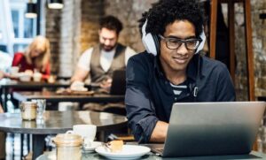 Travailler sur un lieu public nécessite pour un freelance de sécuriser ses données