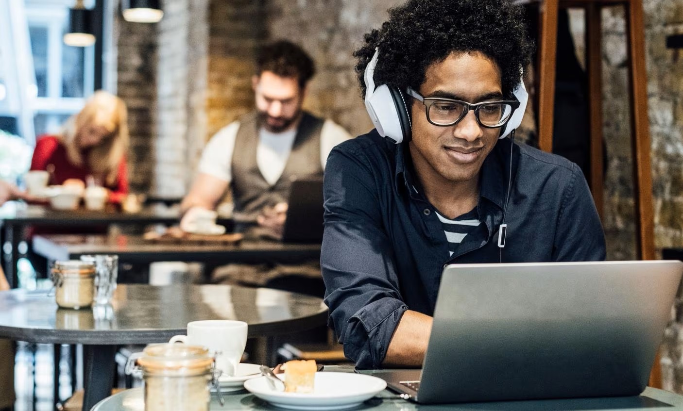 Travailler sur un lieu public nécessite pour un freelance de sécuriser ses données